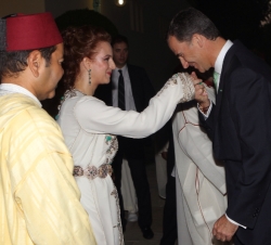 El Rey saluda a la Princesa Lalla Salma en presencia del Príncipe Heredero a su llegada al Palacio Real de Rabat, para asistir a la cena ofrecida en s